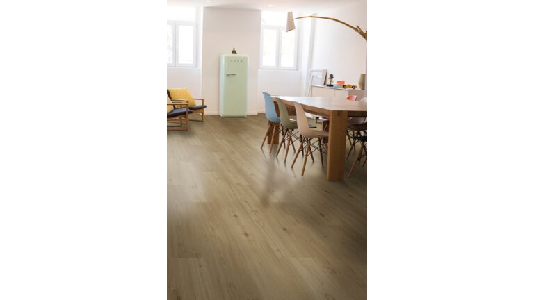 Helles Holzparkett, bunte Stühle, retro Kühlschrank.